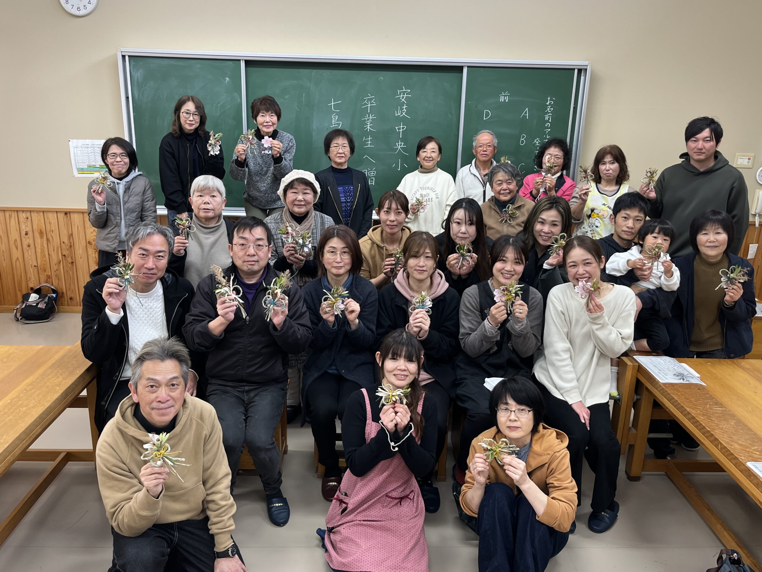 〝安岐中央小学校　卒業生へ贈る七島藺コサージュ〟 寄ろう会(よろうえ) | 国東つながる暮らし 大分県国東市(くにさきし）